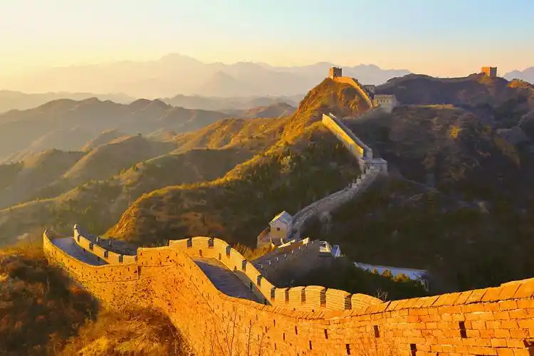 宏伟壮观的长城在太阳晚霞余辉照耀下更显得威严
