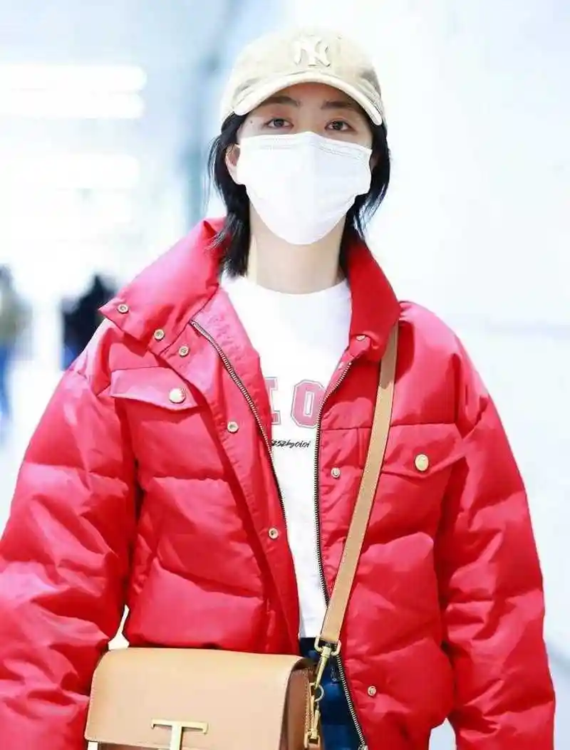 谭松韵最新机场照来了,她戴了一顶白色的渔夫帽,穿一件红色的短款羽绒