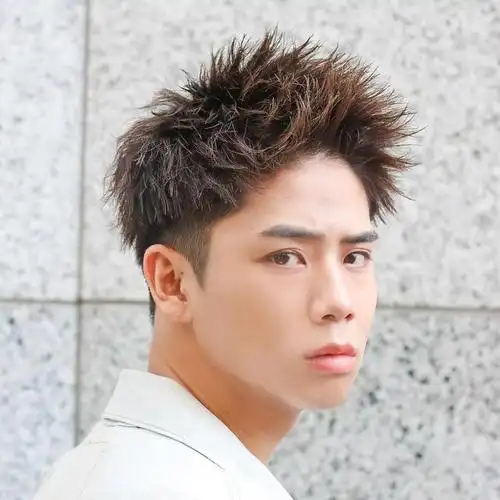 两侧铲短头顶烫卷卷是一种非常流行和时尚的发型组合,可以让男性看