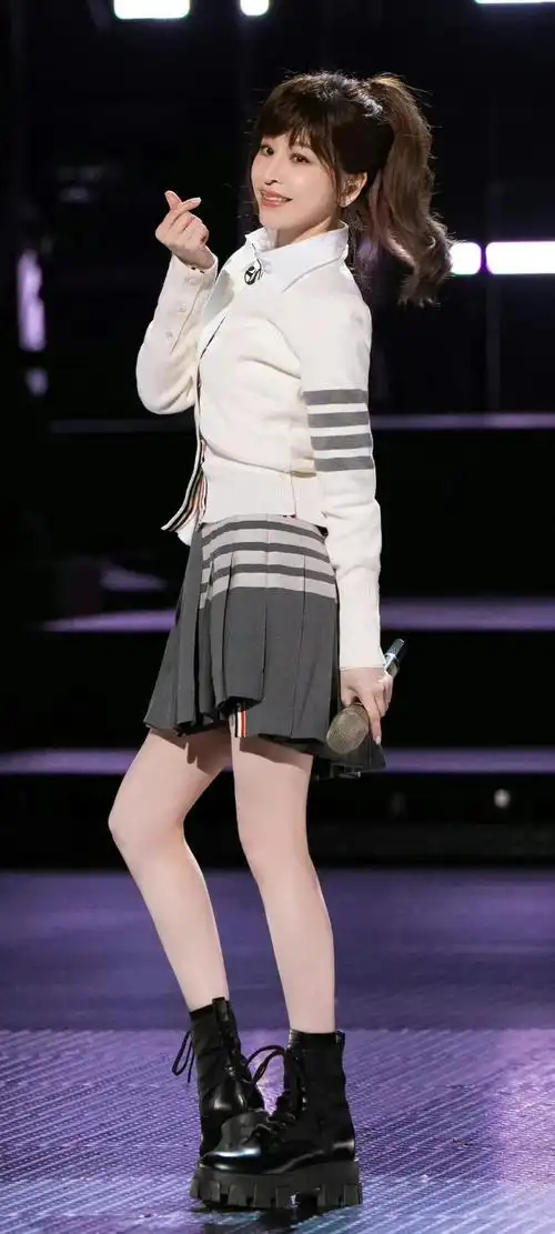 甜妹王心凌短裙学生制服乘风破浪的姐姐3舞台比心经典姿势手机壁纸