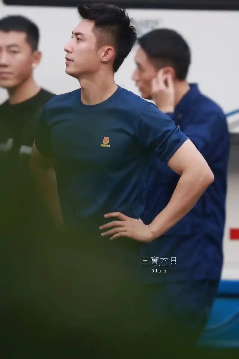 黄景瑜.我就 我就问 谁能不爱这个身材啊01#这谁顶得住啊  - 抖音