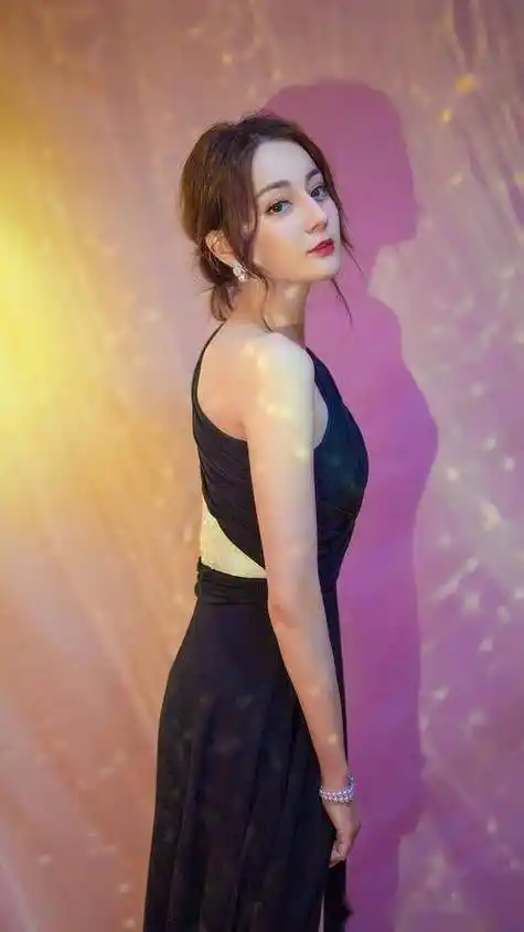 女神迪丽热巴的写真曝光,这丰腴的身材让人心动不已!这谁顶得住!