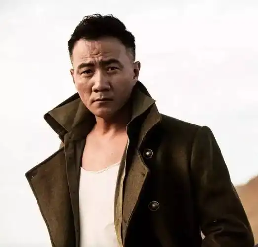 胡军很多人应该是很喜欢的,内地实力派男演员,很有演技,长得也是很