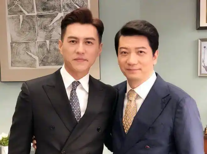 靳东发收官长文感慨良多与袁泉合照占c位蓝盈莹却未被提及