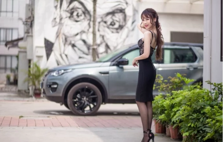 性感女郎爱上路虎发现神行