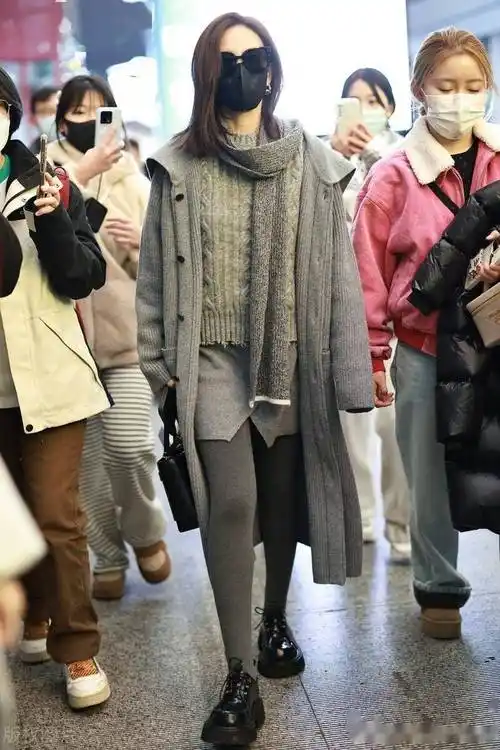 李一桐北京到达,全身灰色搭配温暖舒适_刺绣_机场_浣熊