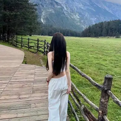 女生头像背影露背 高清好看的气质女人背影微信头像露肩图片_女生微信