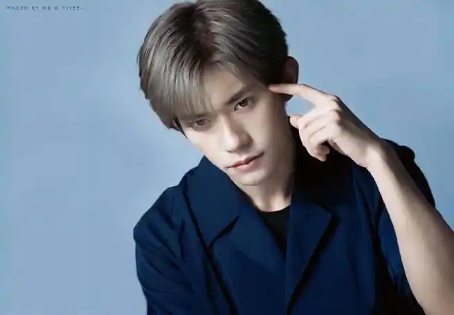 易烊千玺黑西装花絮