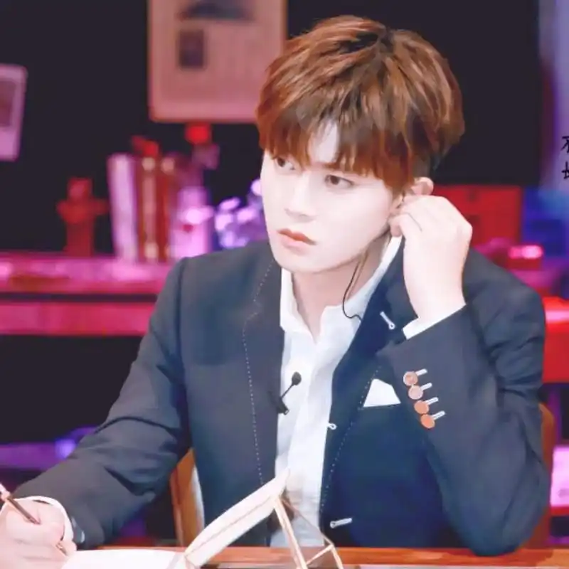 爱豆丨任嘉伦头像壁纸