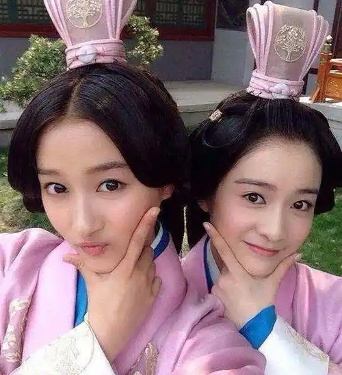 虽然无法查证关晓彤和鹿晗什么时候相识,可作为闺蜜,张雪迎怎么会对