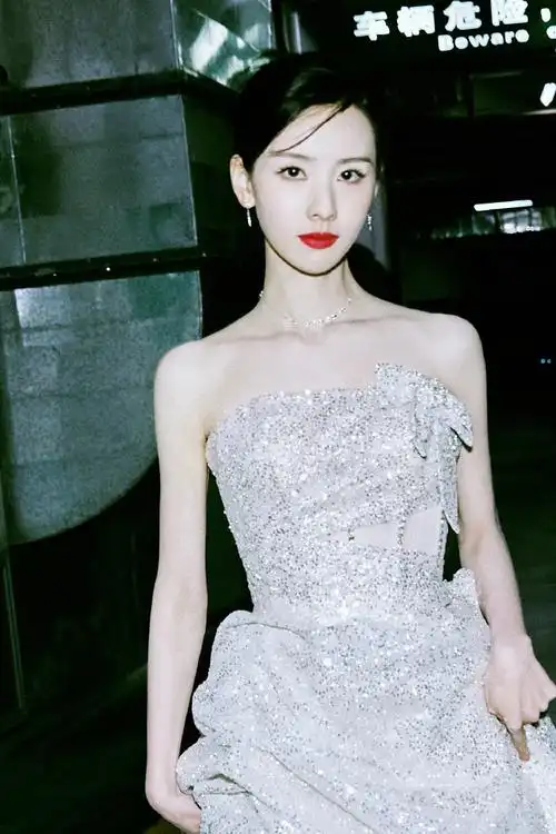 陈都灵超话星辰点点洒落裙身,流光漫溢.