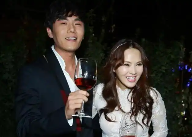 事实证明,娶了大自己十岁伊能静的秦昊,早已走上了另一条道路!