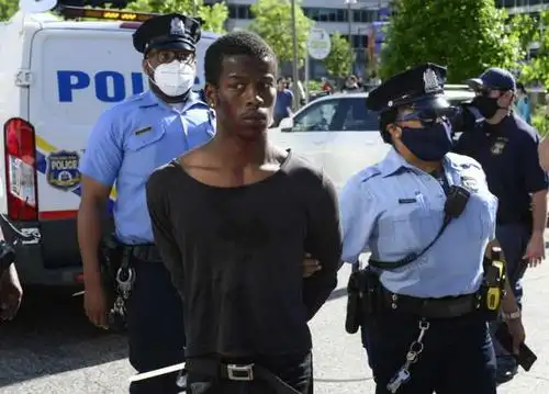 美国黑人又遭警方枪杀!死后暴尸街头12小时,曾免费招待警察吃喝