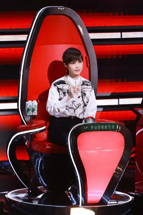 李宇春超话在音乐之旅中享受每一个舞台,拥抱歌唱的热爱勇敢前往,今晚