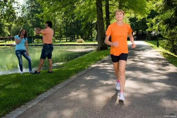 步行是人类最基本的运动方式之一,可以增强心肺功能,促进血液循环