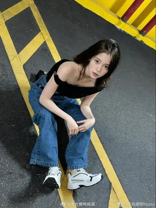 欧阳娜娜穿一字领秀美肩黑发飘逸举止间小露性感