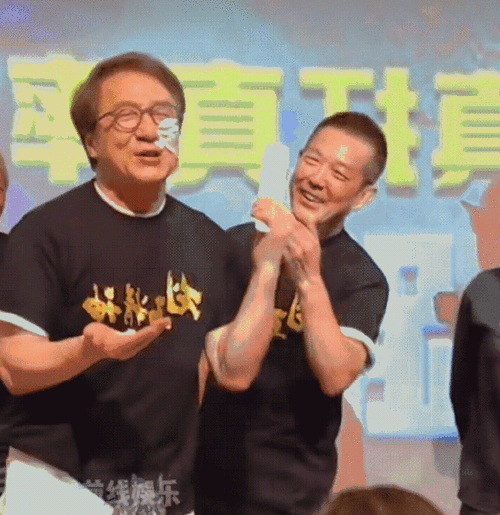 看成龙元彪互动笑着笑着就哭了