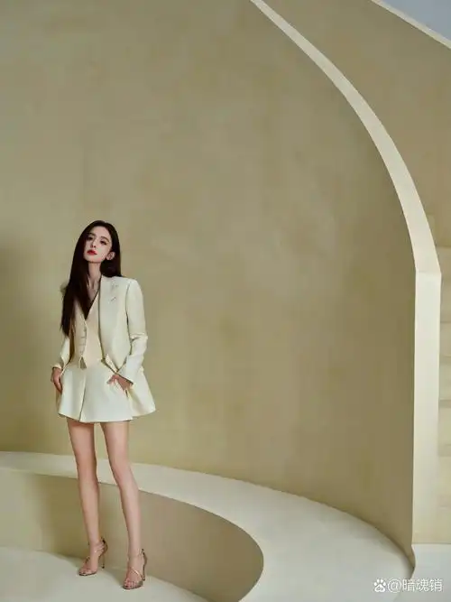 直发搭配红唇,真的是太美艳啦.#古力娜扎