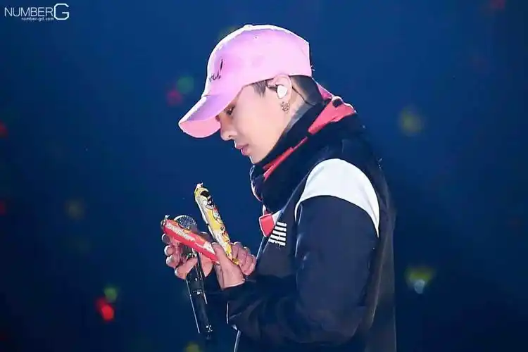 谁有权志龙这张戴粉色帽子图,可以发给我吗,谢谢,之前自己有,弄丢了