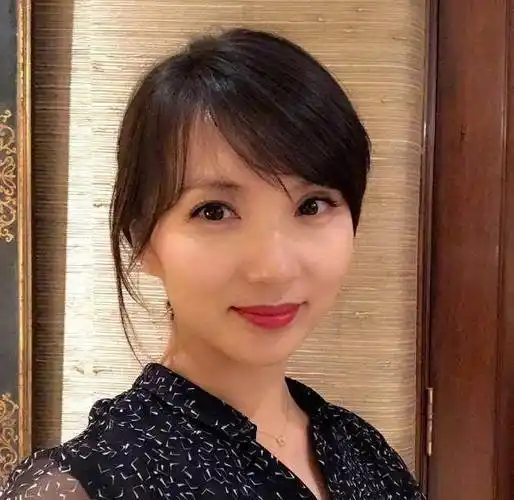 开始能走路的陈好五官长得越来越精致,大眼睛水灵灵的像两颗