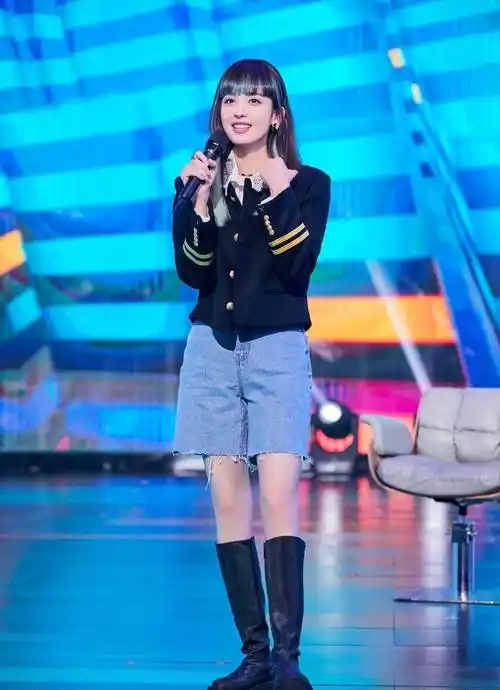 古力娜扎,关晓彤罕见同台亮相,输了身高年龄却赢了气质,真养眼_包包