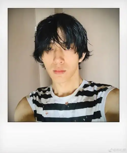 井柏然寸头造型##井柏然头发剪短了##井柏然寸头自拍