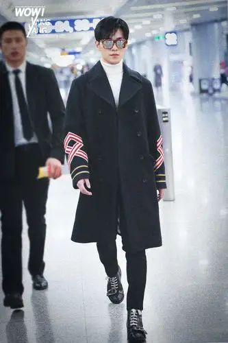 杨洋 高清壁纸 这一身长风衣机场图 帅飞