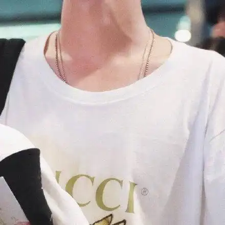 感受一下肖战的喉结鲨 锁骨鲨