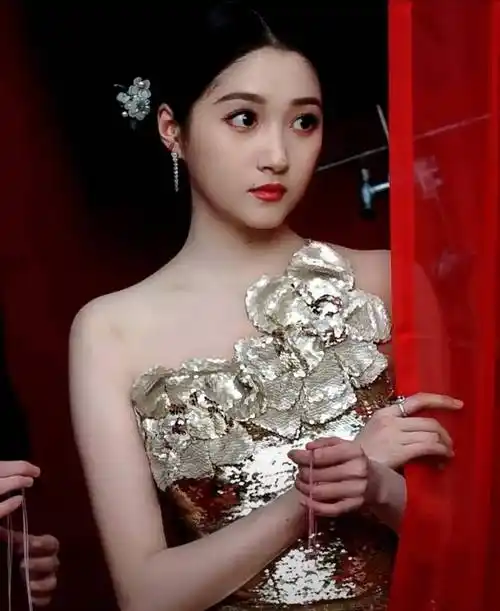 龙年春晚后台明星高清怼脸图:杨幂妩媚,唐嫣咧嘴笑,关晓彤赢了_表演