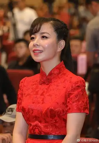 王二妮近照流出,依然质朴,助理成最大赢家