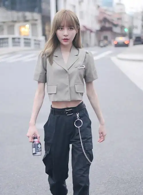 张语格穿露脐外套秀蛮腰 长发披肩性感帅气