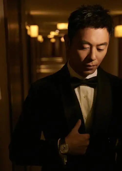 朱亚文身着brunello cucinelli西服套装,帅气亮相长春电影节