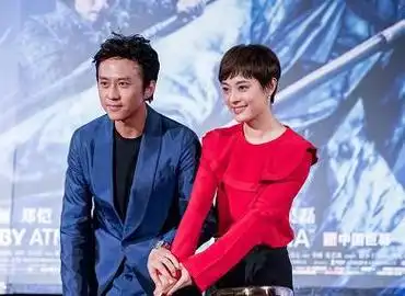 孙俪和邓超一起亮相秀恩爱红色荷叶边衬衫搭配西装裤减龄洋气