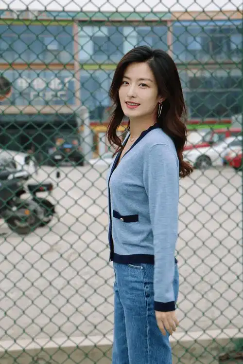 原创奔四的徐百慧温柔又自信蓝色衬衫拼接流苏看起来温婉还挺知性