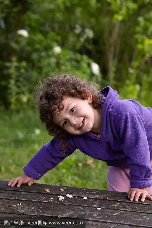 调皮的小女孩在公园里摆姿势