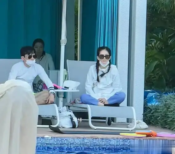 好腻啊张杰谢娜十指紧扣逛迪士尼结婚12年状态如热恋情侣