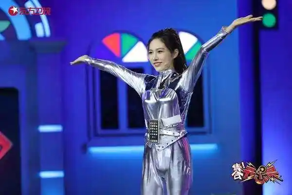 在被问及为什么选择单口喜剧时,蕾欧娜表示:"我想要鼓励和我一样的人