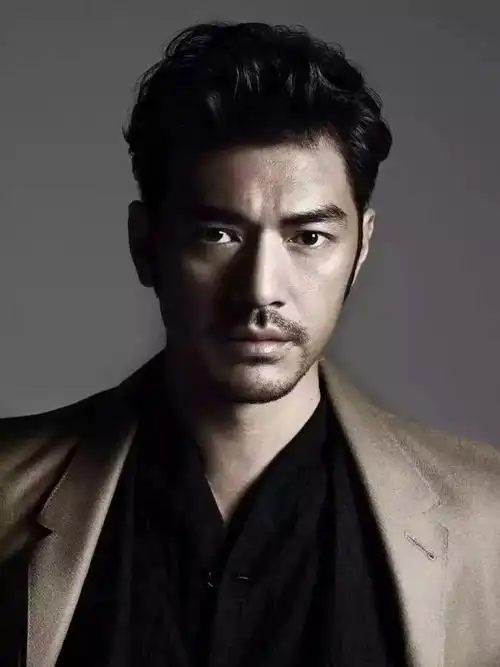 的男士,也不建议蓄胡,因为脸部本身就容易积累油垢,极易出现下巴长痘