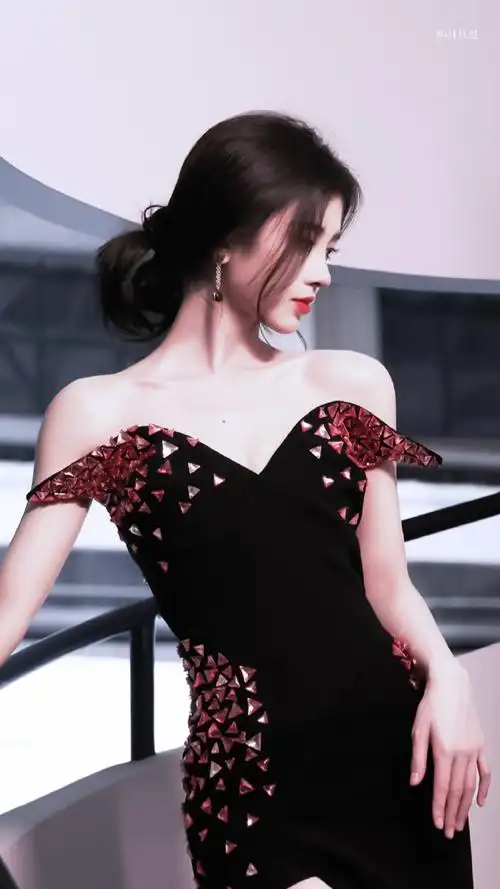 鞠婧祎黑色红钻抹胸裙