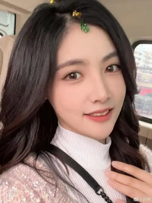 赵粤六宫格比耶自拍#赵粤周一开工自拍好可爱呀!