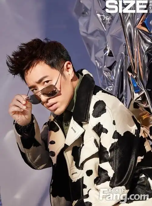 潘玮柏最新封面大片 撩人"眼神杀"演绎高级未来感