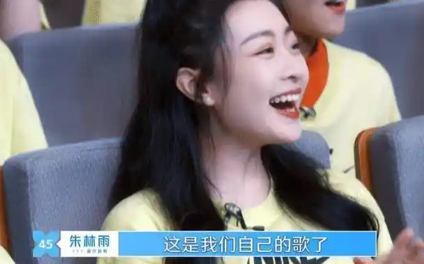 原创蔡徐坤公开新歌别人都超激动谁注意刘雨昕不愧是见过世面的人