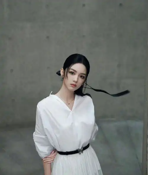 古力娜扎娘娘的服装让人无法移开目光.