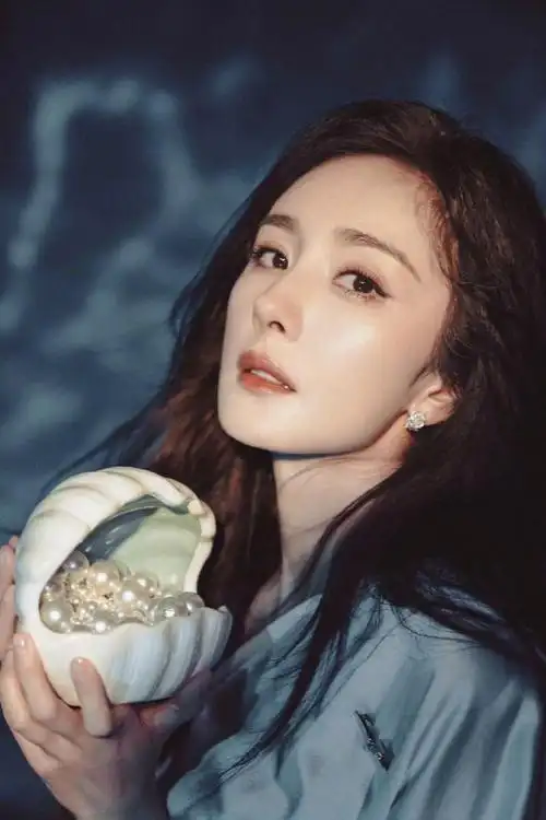 杨幂最新活动造型写真释出 光影间氛围感十足