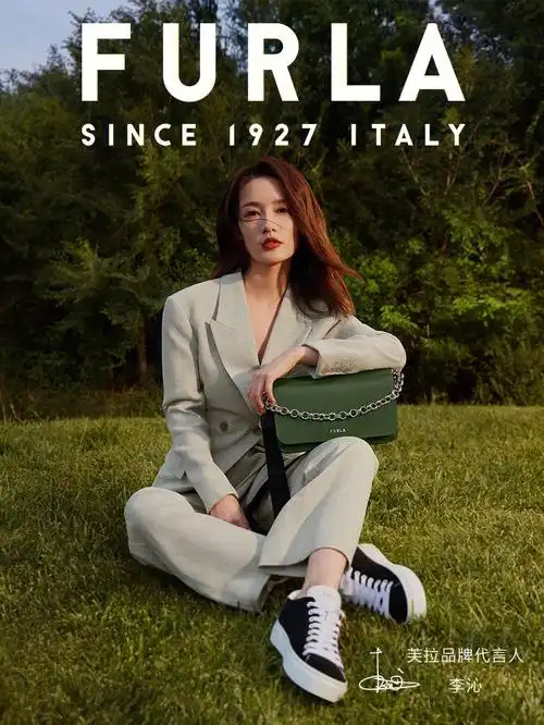 多经典角色的@李沁,在2021也迎来了自己的全新角色,furla品牌代言人
