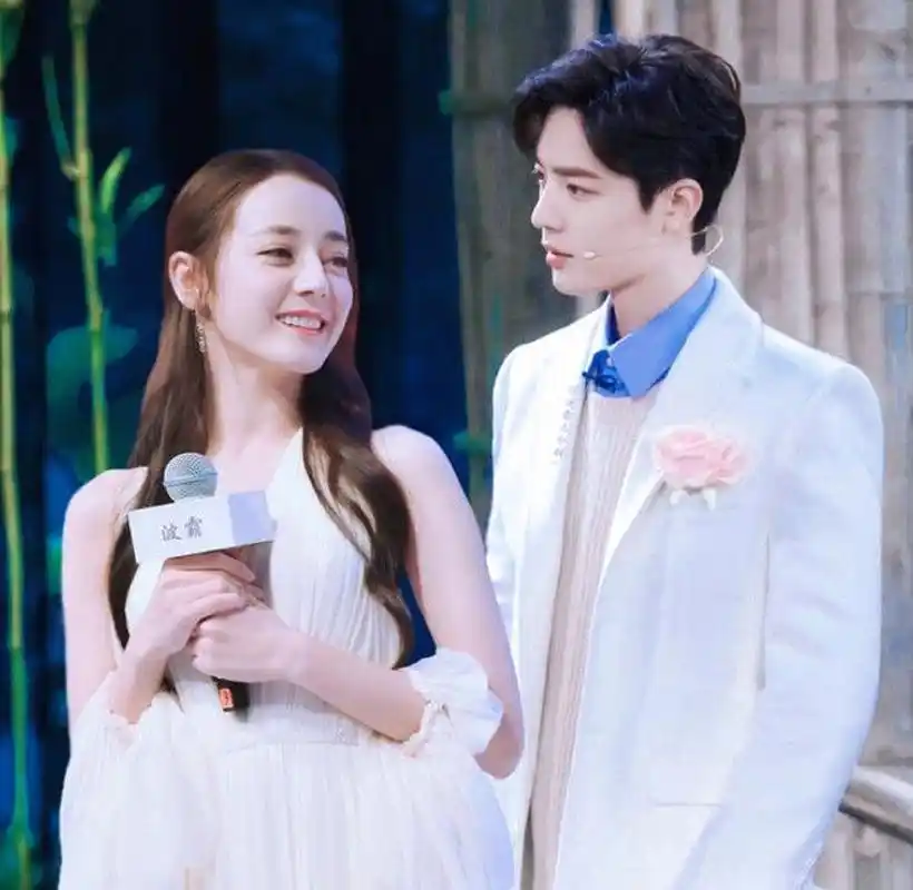 肖战和迪丽热巴是两位备受瞩目的明星,他们就像童话里走出来的王子和