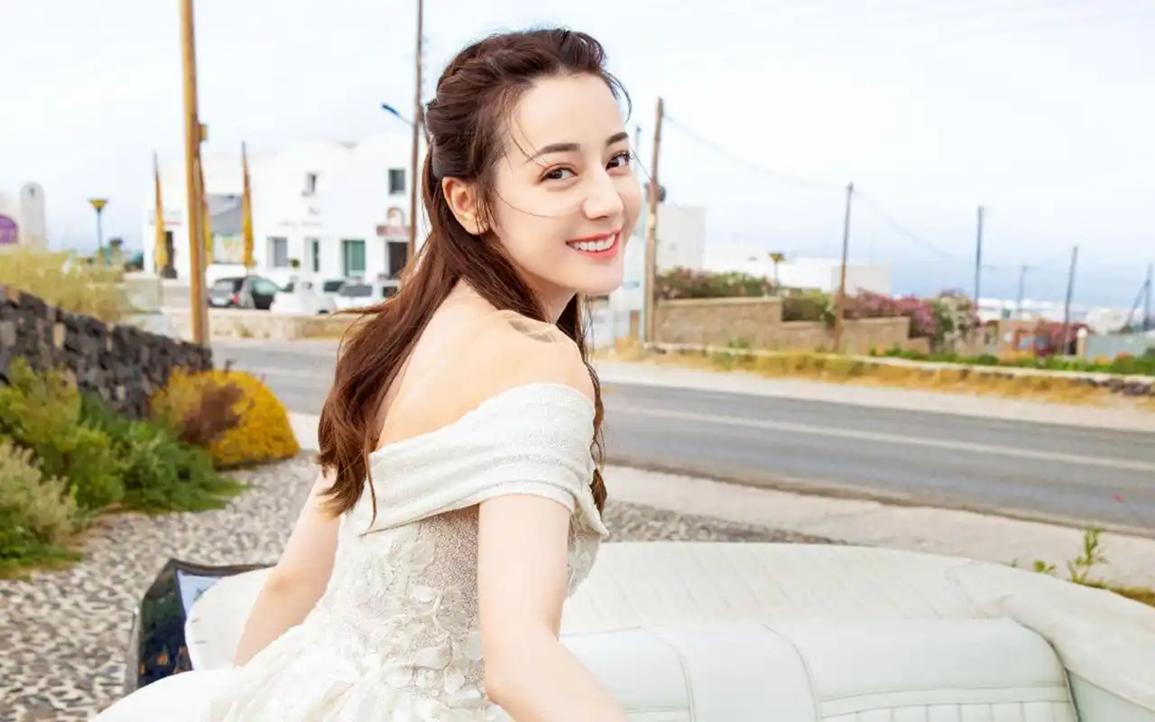 迪丽热巴唯美婚纱写真桌面壁纸