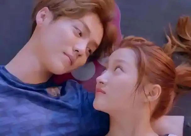 这组照片中,关晓彤为鹿晗庆生,两人十分甜蜜.