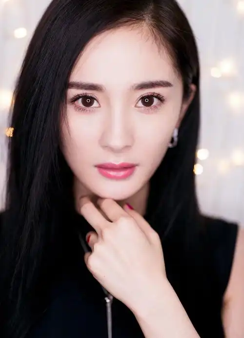 [杨幂][新闻]170820 黑长直好久不见!