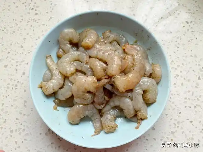 在家也能轻松做出外酥里嫩的炸虾仁了,只要看一遍,人人都会做